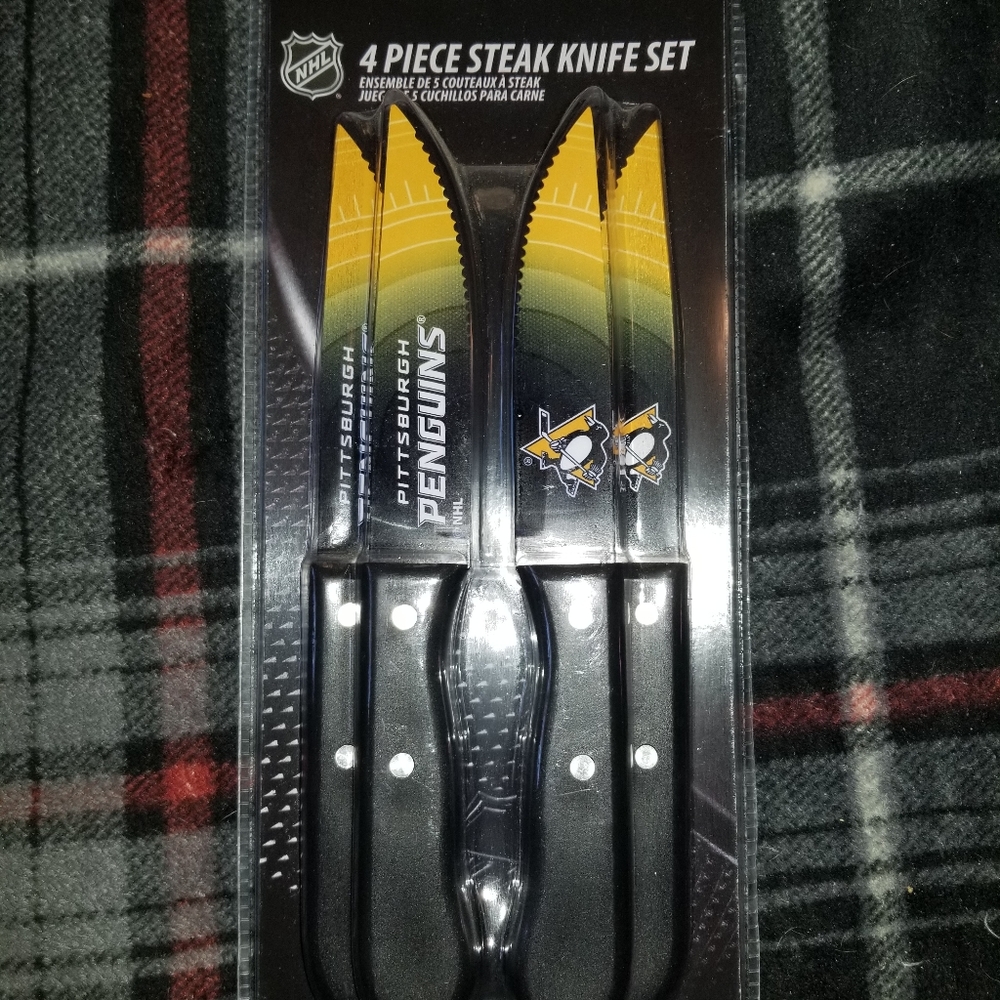 Brand new 4 pk of steak knives O-8